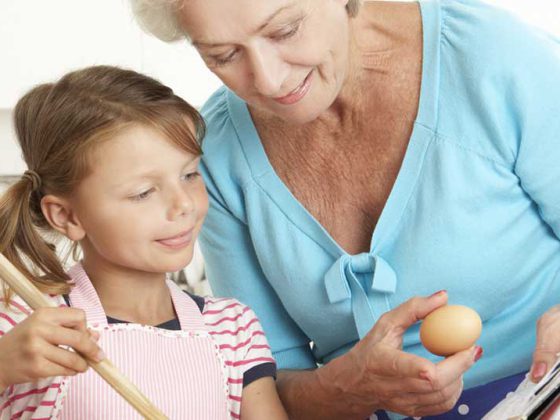 backen_kuche_senior_grossmutter