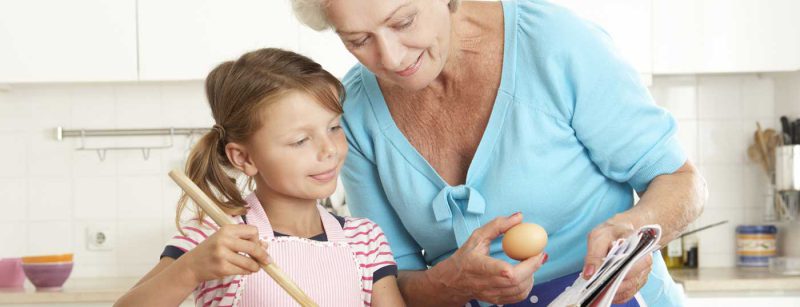backen_kuche_senior_grossmutter
