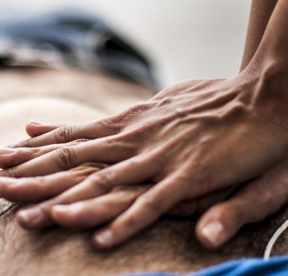 notfall_herzmassage_defibrillation