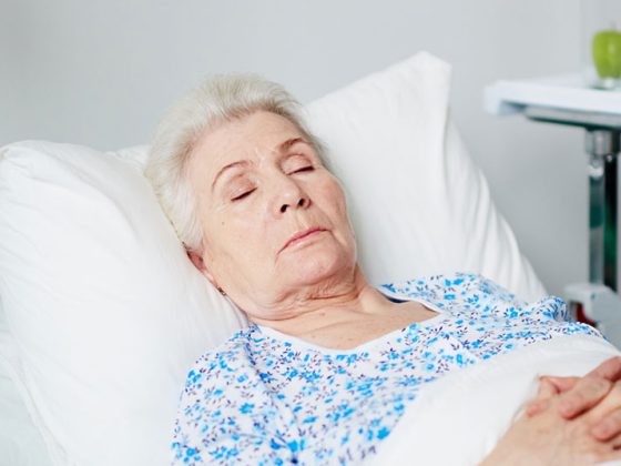 seniorin_spital_bett