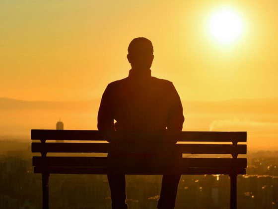 mann_allein_bank_sonnenuntergang
