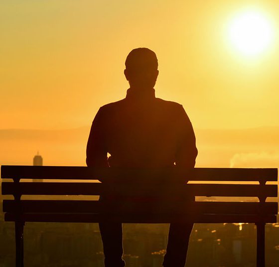 mann_allein_bank_sonnenuntergang