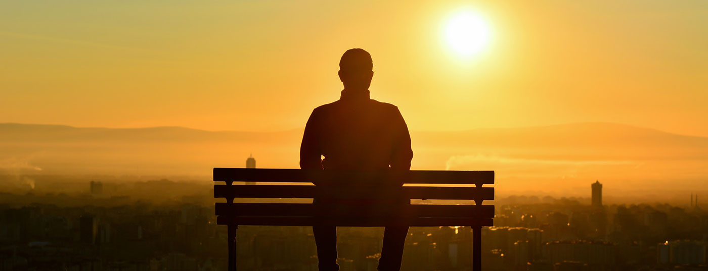 mann_allein_bank_sonnenuntergang