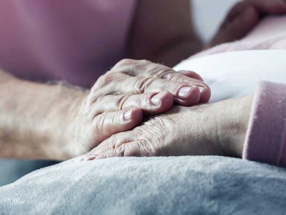 haende_krank_sterben_istock-585600778