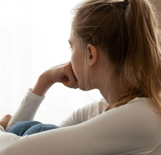 frau_besorgt_istock-1063392686