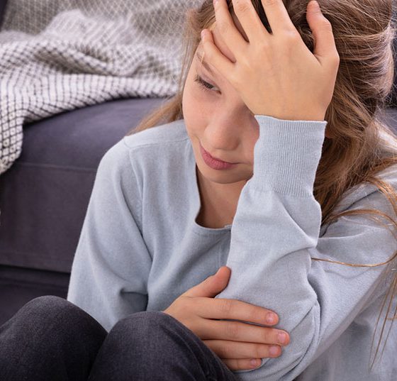 kind_kopfschmerz_istock-1072407062