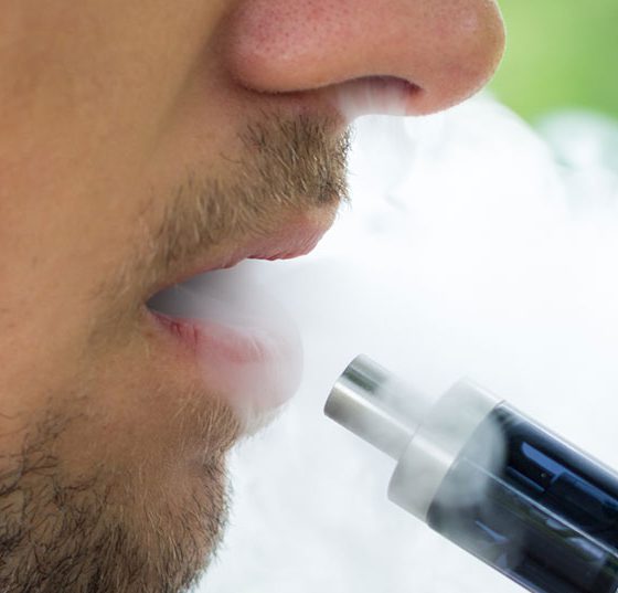 e-zigarette_dampfen_istock-614240406