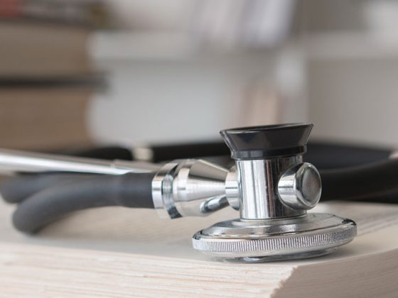 stethoskop_buch_istock-1086494210