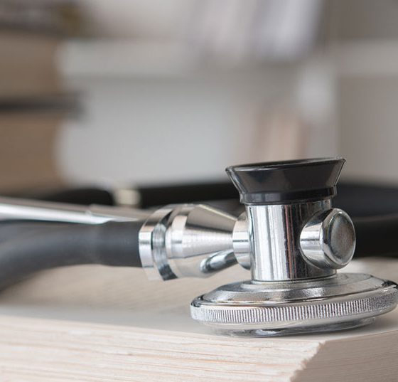 stethoskop_buch_istock-1086494210