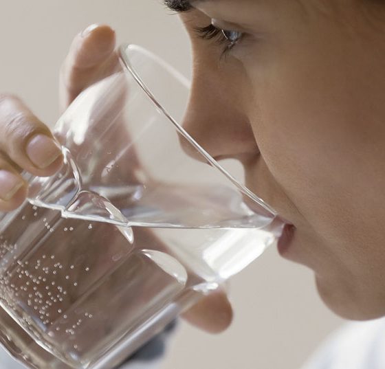 trinken_wasser_istock-1138947361