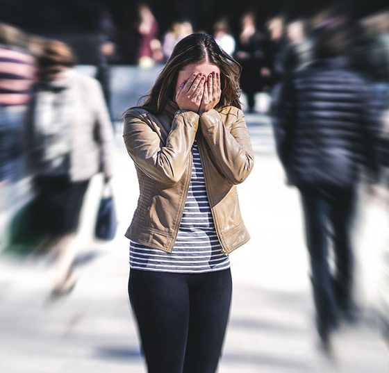 angst_frau_istock-1033774292