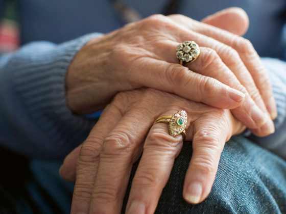 haende_alt_istock-692898850