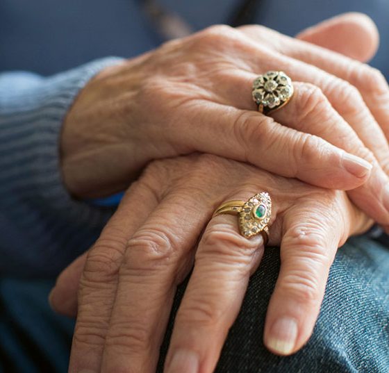 haende_alt_istock-692898850