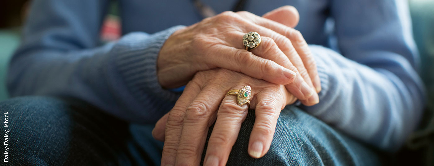 haende_alt_istock-692898850