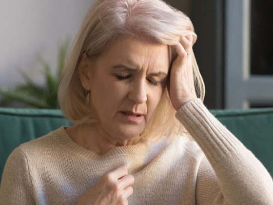 krank_schwindel_frau_istock-1158702151