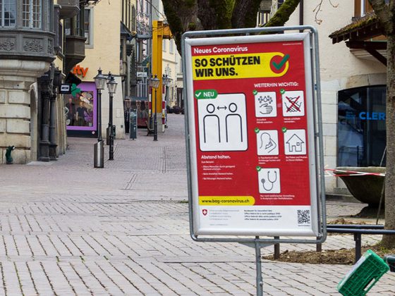 corona_schild_istock-1215524156