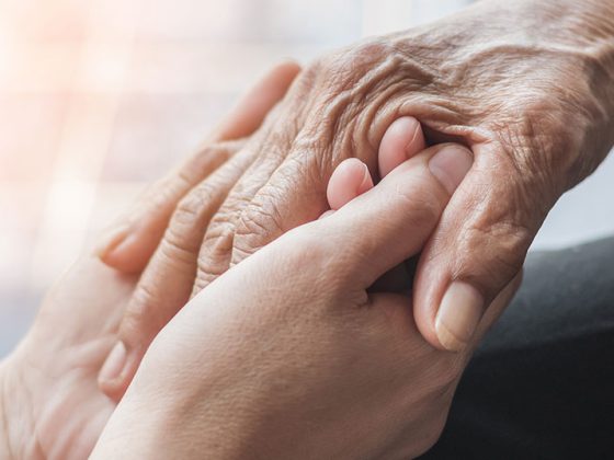 haende_alt_istock-1218464621