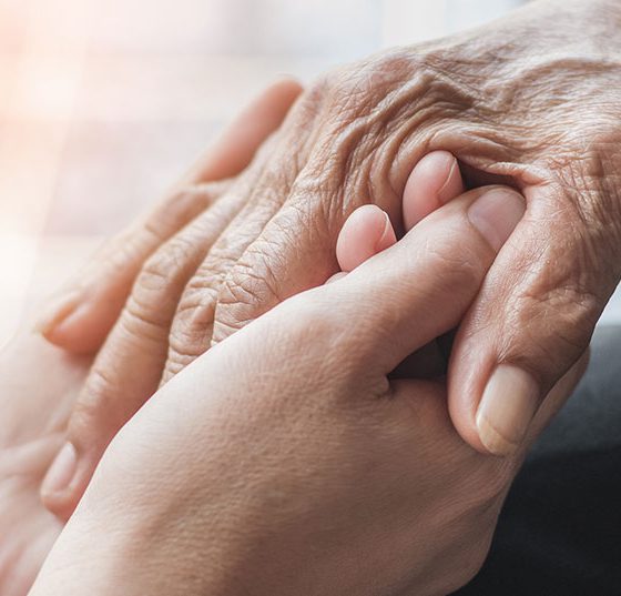 haende_alt_istock-1218464621