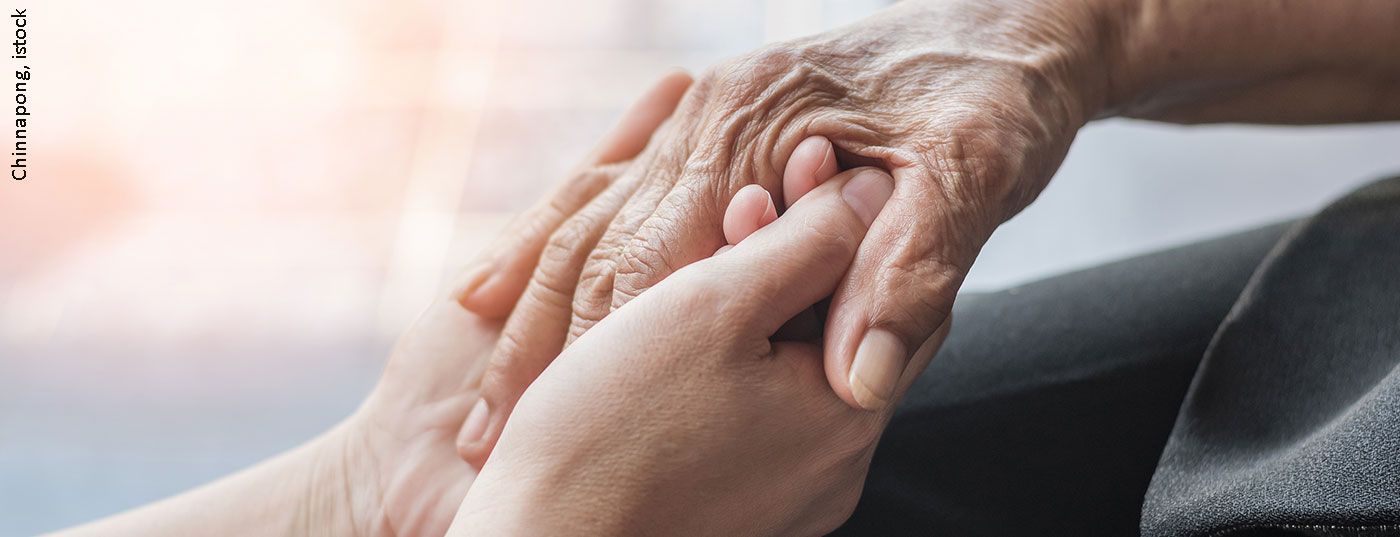 haende_alt_istock-1218464621