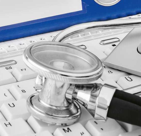 stethoskop_tastatur_arzt_istock-1125121552