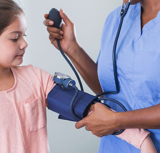 blutdruck_kind_istock-683330280