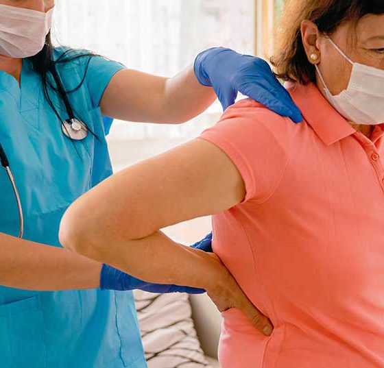 ruecken_rheuma_istock-1247369207