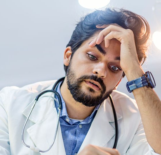 arzt_besorgt_istock-1040931296