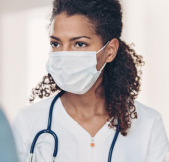 arzt_mundschutz_istock-1281314503