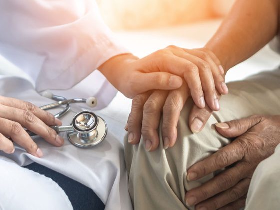 arzt_gespraech_hand_istock-1171416262