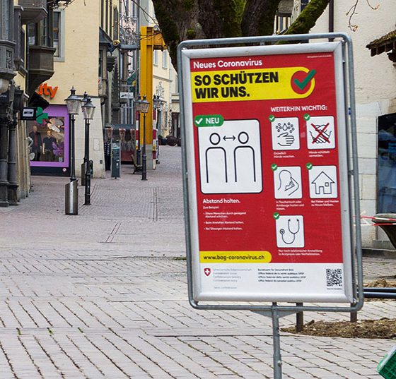 corona_schild_istock-1215524156