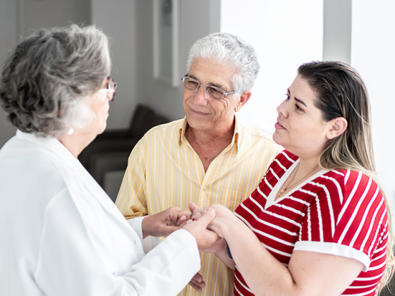 arzt_patient_angehoerige_istock-1200996303