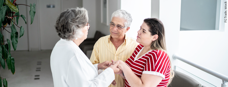 arzt_patient_angehoerige_istock-1200996303