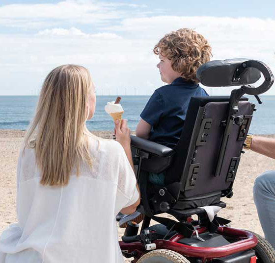 rollstuhl_kind_istock-1041471504