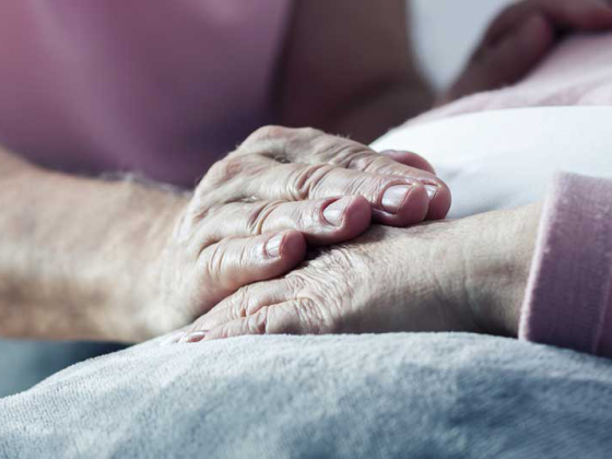 haende_krank_sterben_istock-585600778