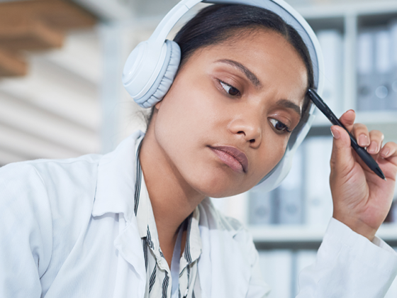 arzt_kopfhoerer_istock-1302453773