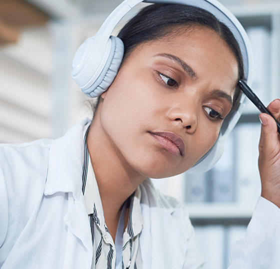 arzt_kopfhoerer_istock-1302453773