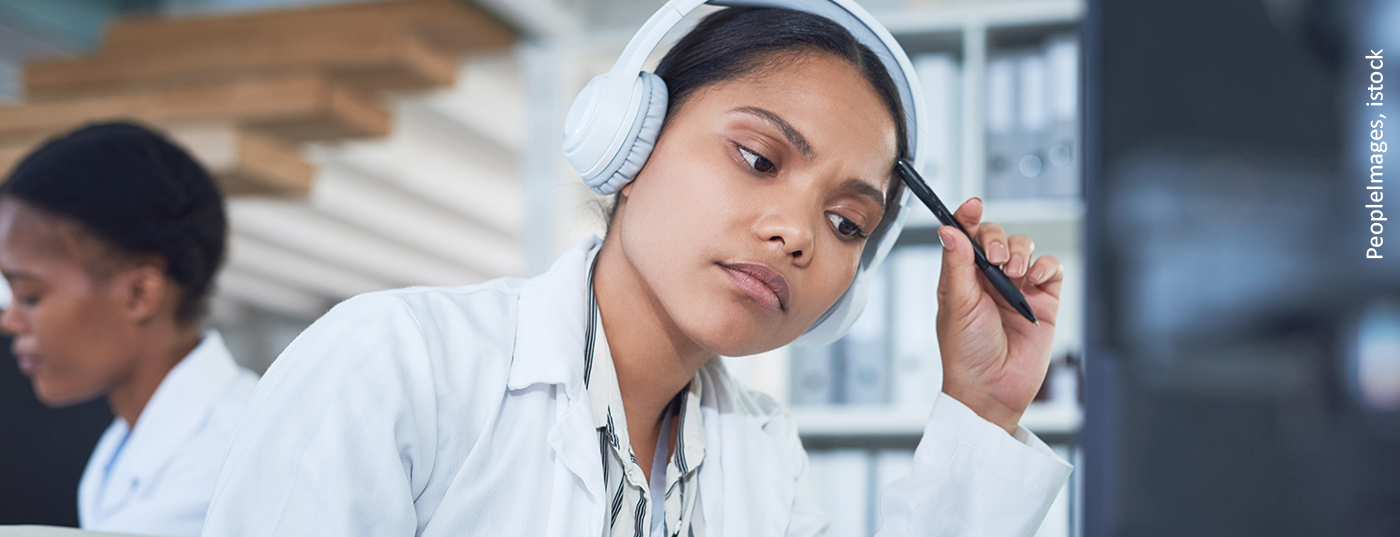 arzt_kopfhoerer_istock-1302453773