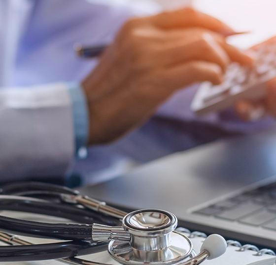 arzt_taschenrechner_istock-1265620914