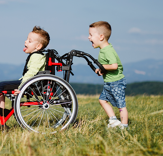 rollstuhl_kind_istock-1166598504