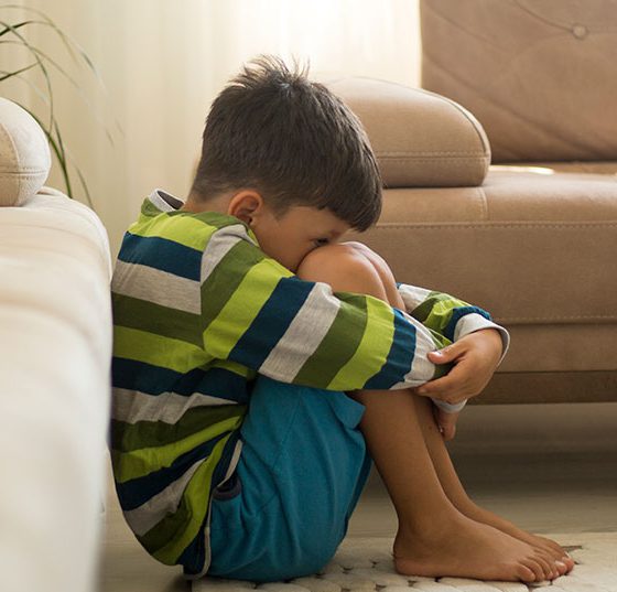 kind_angst_gewalt_istock-1170584121