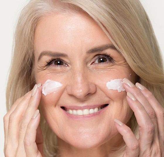 kosmetik_frau_istock-1151796080