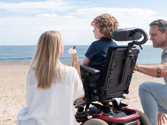 rollstuhl_kind_istock-1041471504