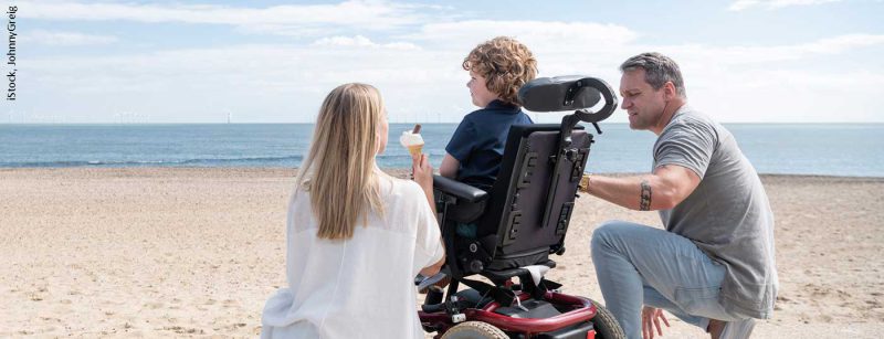 rollstuhl_kind_istock-1041471504