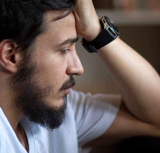 mann_muede_istock-1277424183