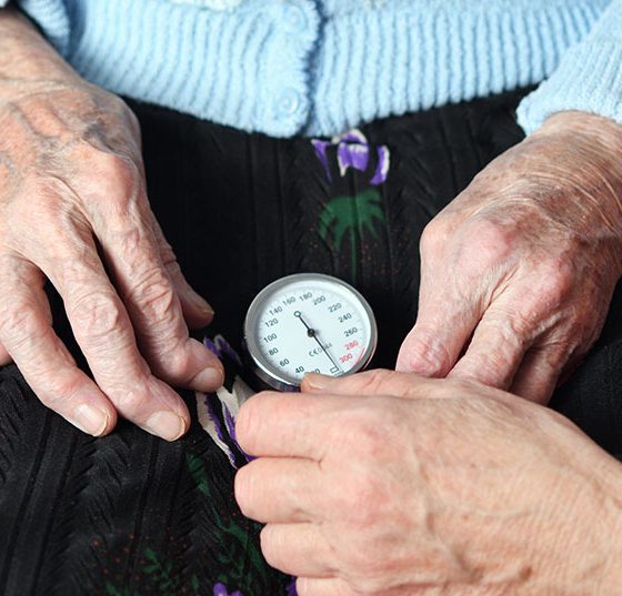 blutdruck_senior_istock-1296449533