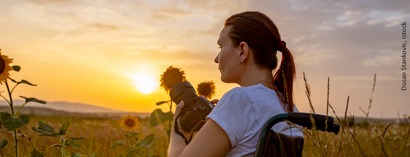 rollstuhl_frau_istock-1330852096