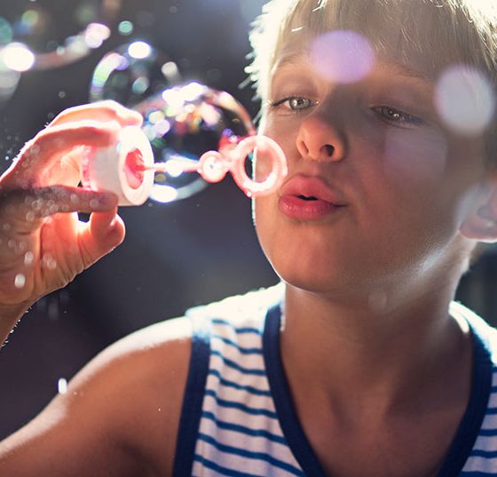 kind_junge_seifenblasen_istock-973718192