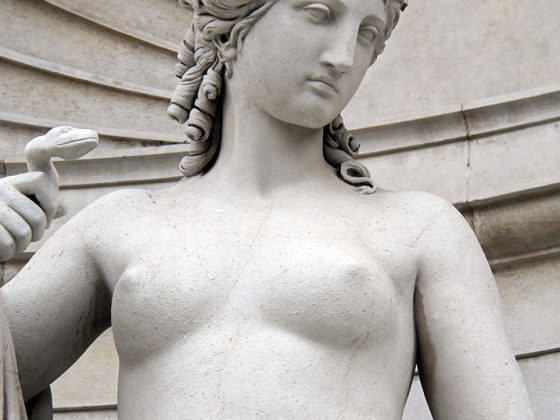 brust_statue_istock-521290355