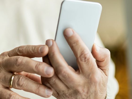 handy_senior_istock-1208323812