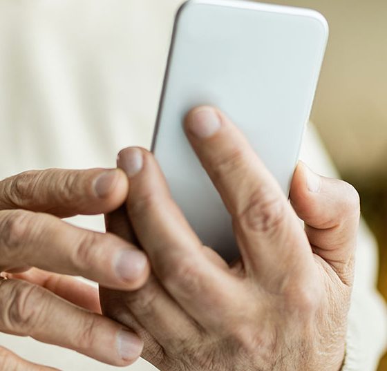 handy_senior_istock-1208323812